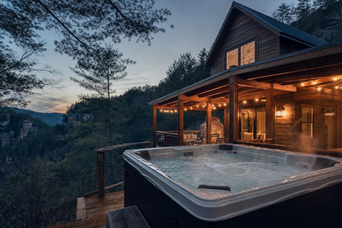 Cabin near the Red River Gorge with a private hot tub at dusk